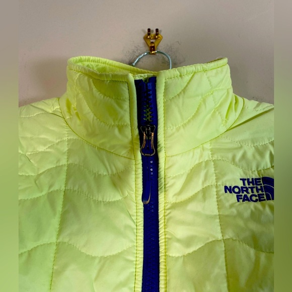 The North Face Women's Puffer Jacket in Lime Green and Blue - Picture 2 of 15